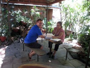 A student and teacher during an outdoor Spanish lesson. Study Spanish in Nicaragua