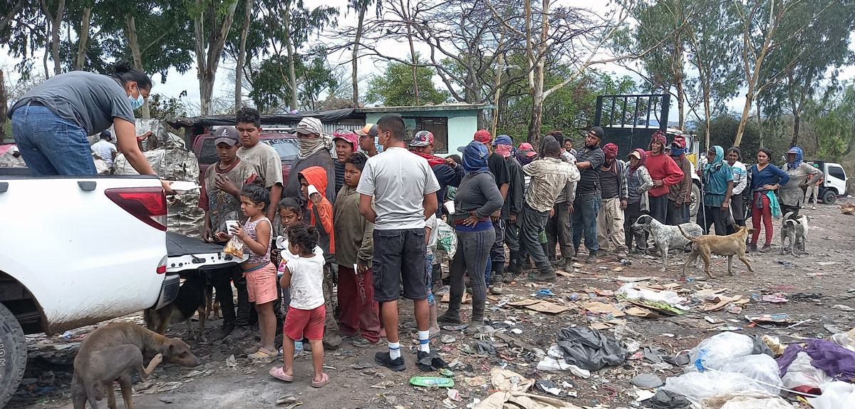 Line of people at the Estelí landfill receiving meals